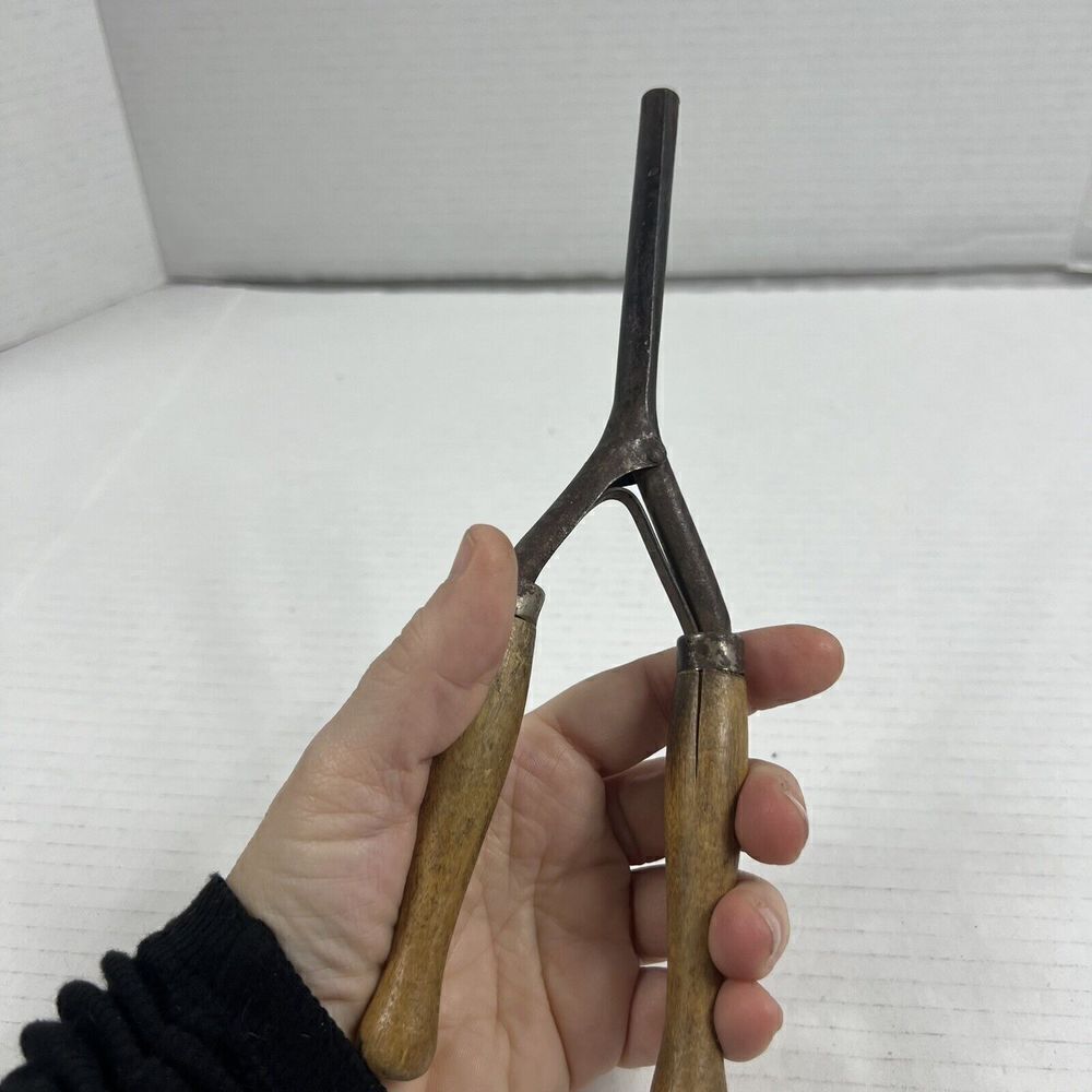 Antique Vintage Curling Iron Hair Crimpers Wood Handles - Picture 2 of 10